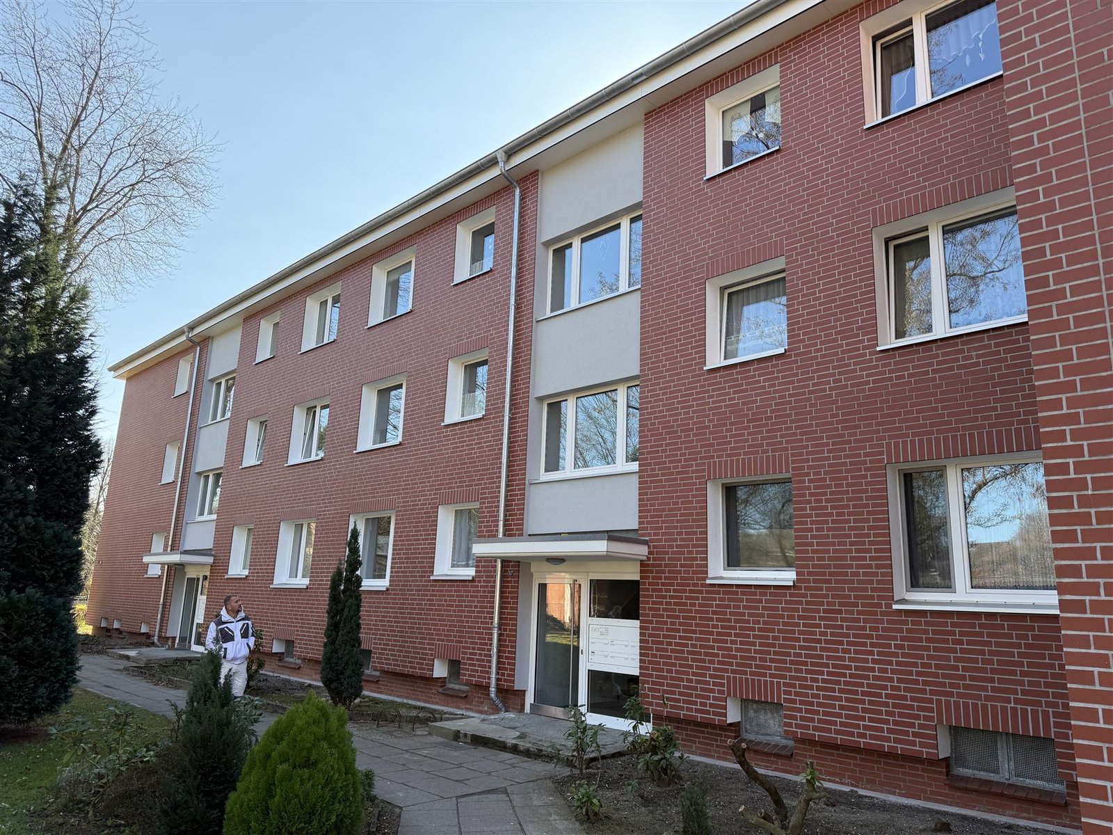 Sanierte Wohnfassade mit Klinkerriemchen-System